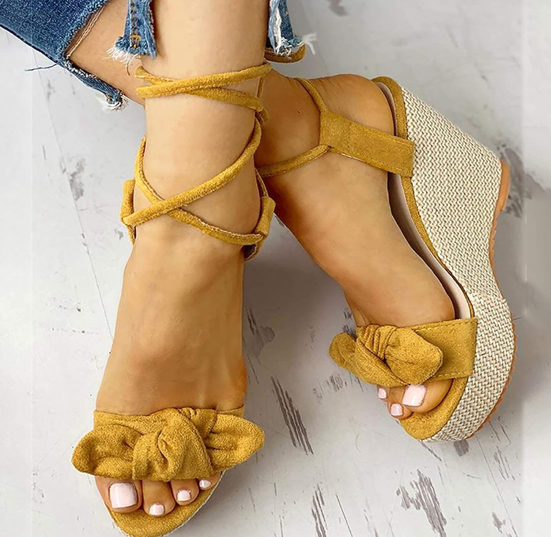 Gele sleehaksandalen met strikdetail