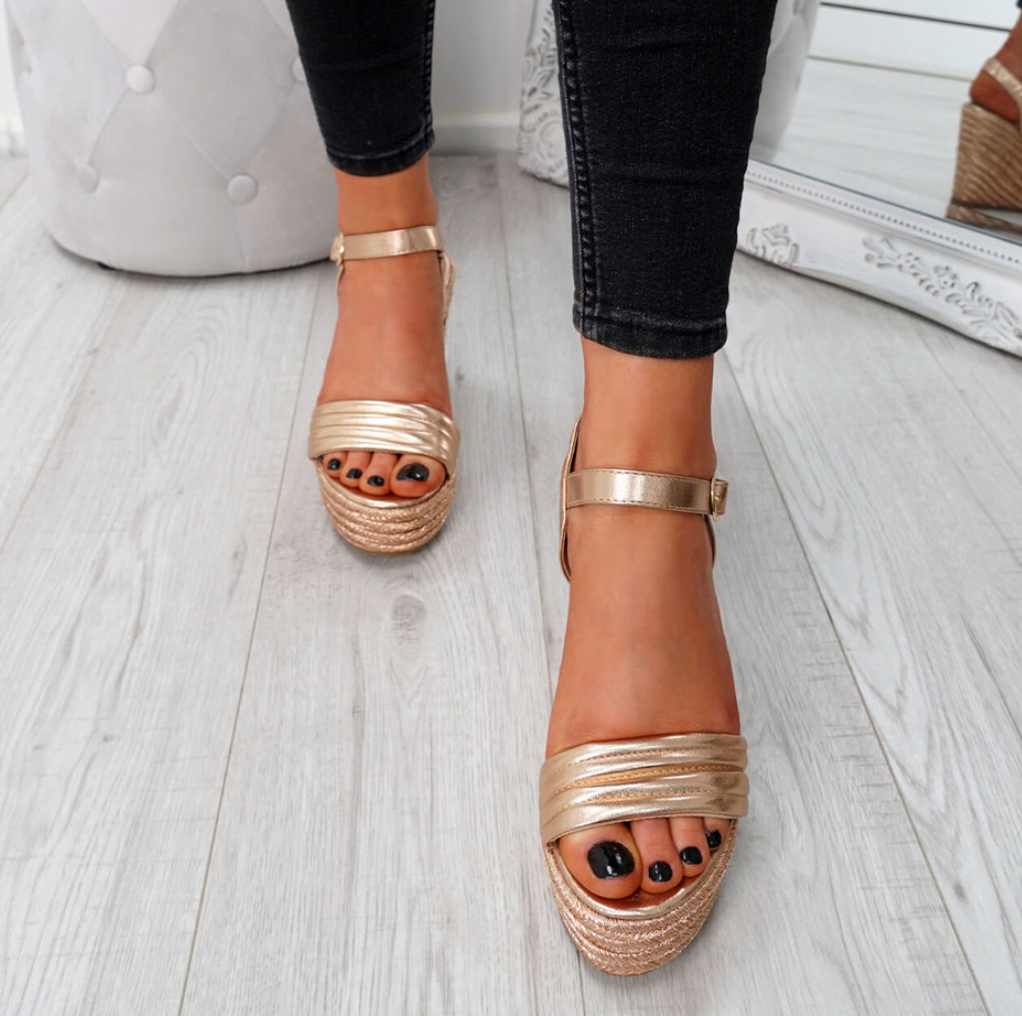 Gouden sleehak sandalen