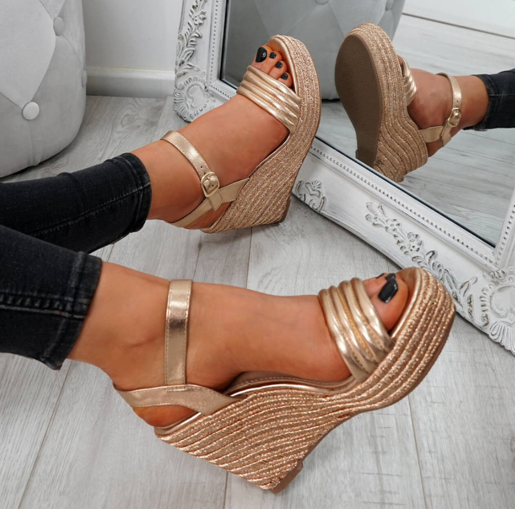 Gouden sleehak sandalen
