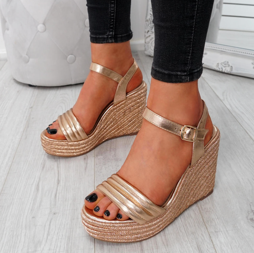 Gouden sleehak sandalen