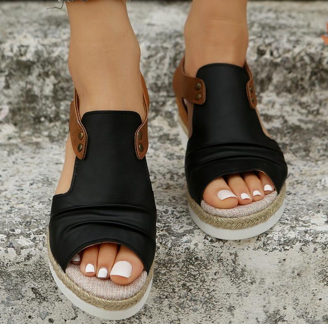 Zwarte en bruine sleehaksandalen